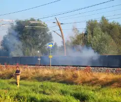 Tientallen meters bermbrand achter spoor moeilijk bereikbaar