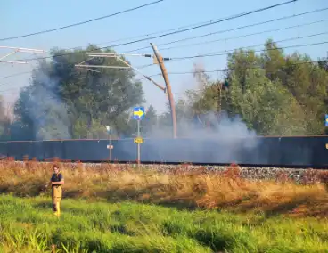 Tientallen meters bermbrand achter spoor moeilijk bereikbaar