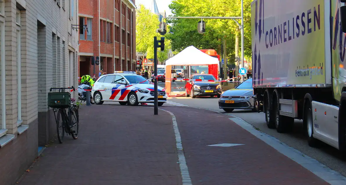 Persoon overleden na aanrijding met vrachtwagen - Foto 3