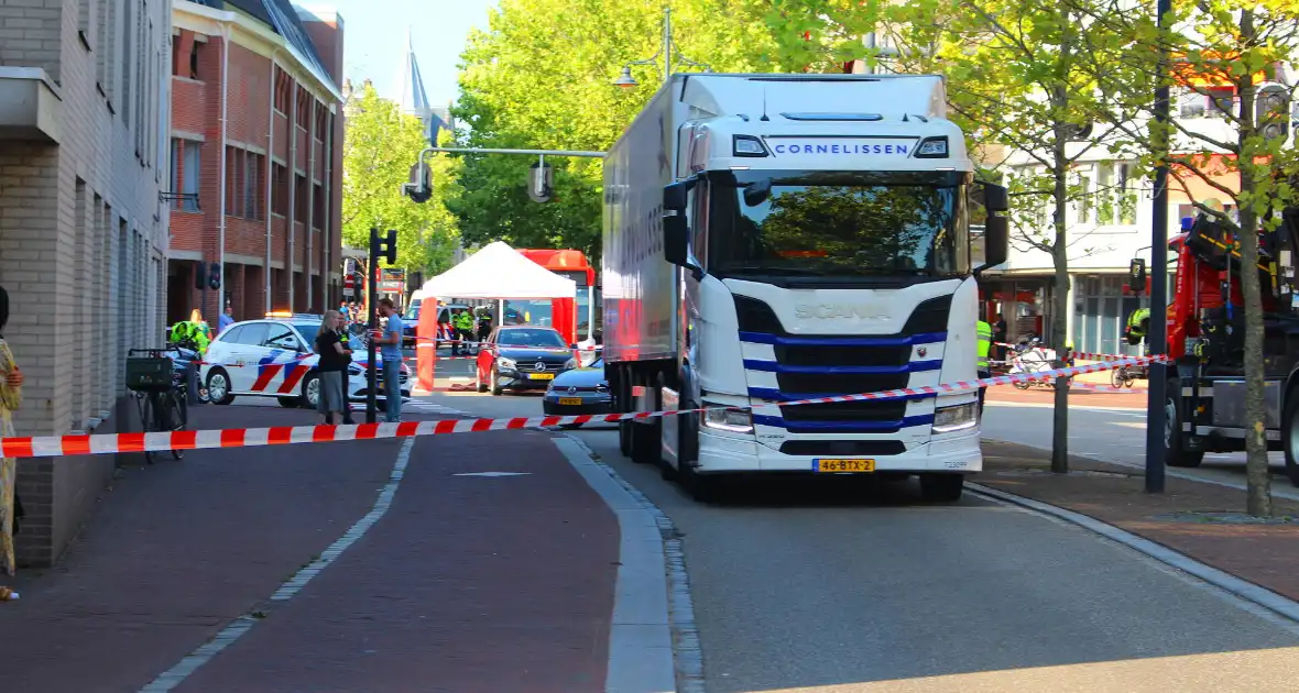 Persoon overleden na aanrijding met vrachtwagen - Foto 4