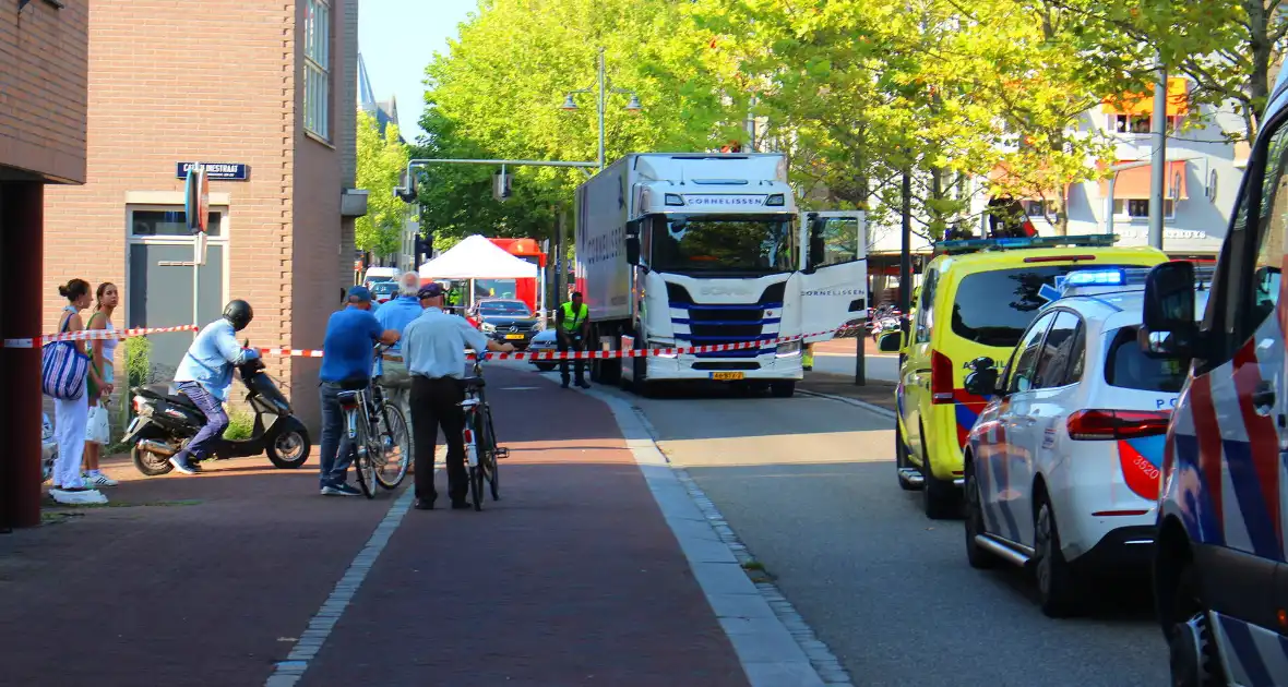 Persoon overleden na aanrijding met vrachtwagen - Foto 5