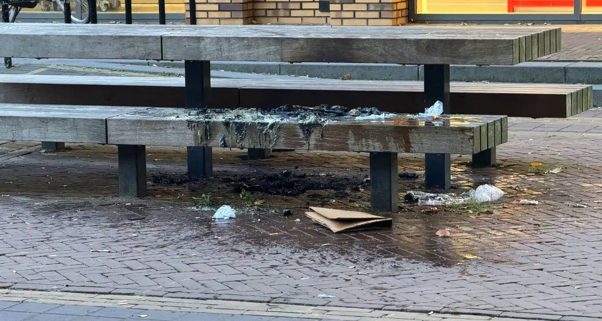 Afvalzak in brand gestoken op bankje