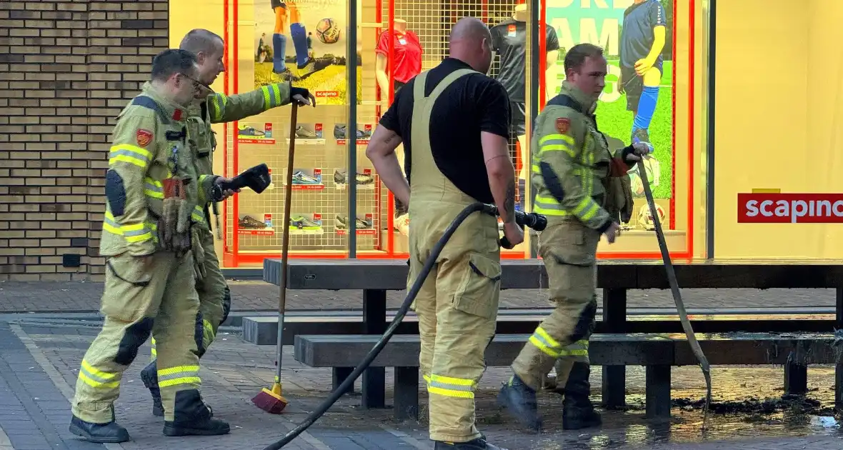 Afvalzak in brand gestoken op bankje - Foto 3