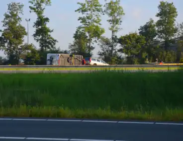 Verkeershinder op de A31 door gekantelde caravan