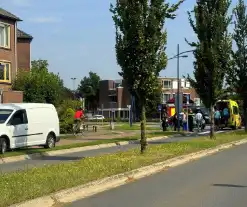 Vrouw op de fiets gewond bij aanrijding met bestelwagen