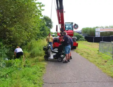 Man met scootmobiel in droge sloot: Jongens van Oranjevereniging bieden hulp