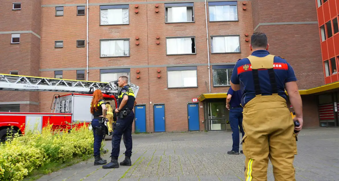 Rookontwikkeling op vijfde verdieping door keukenbrand - Foto 1