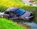 Automobiliste belandt in water en raakt gewond