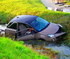 Automobiliste belandt in water en raakt gewond