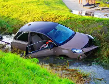 Automobiliste belandt in water en raakt gewond