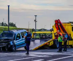 Auto volledig uitgebrand na plotselinge rookontwikkeling