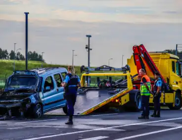 Auto volledig uitgebrand na plotselinge rookontwikkeling