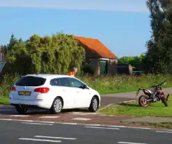 Brommerrijder naar ziekenhuis na aanrijding met auto