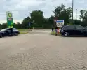 Politie houdt verkeerscontrole bij tankstation