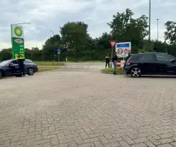 Politie houdt verkeerscontrole bij tankstation