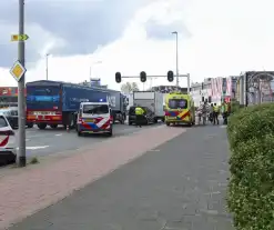 Bestuurder gewond bij botsing op drukke weg