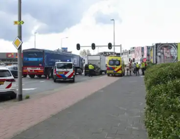 Bestuurder gewond bij botsing op drukke weg