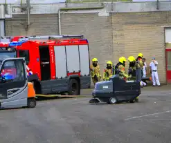 Veegwagen vat vlam in meelfabriek