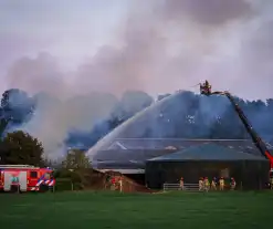 Grote uitslaande brand bij veehouderij