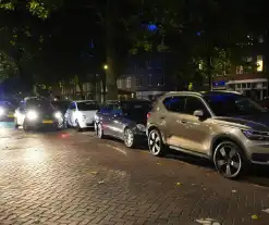 Dronken automobilist rijdt tegen drie geparkeerde voertuigen