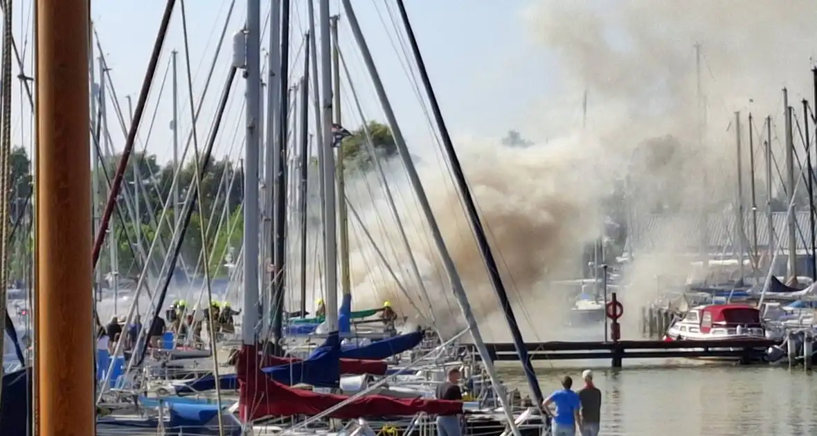 Veel rook in haven door brandend vaartuig