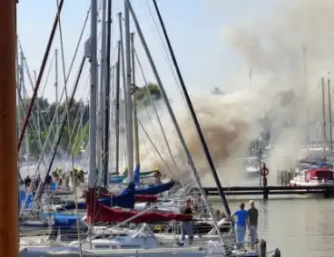 Veel rook in haven door brandend vaartuig