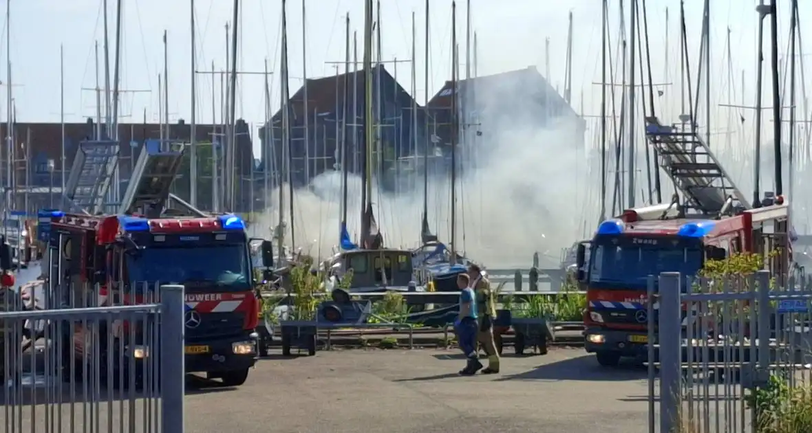 Veel rook in haven door brandend vaartuig - Foto 1