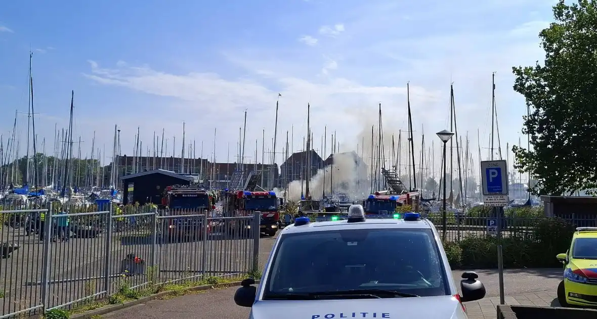 Veel rook in haven door brandend vaartuig - Foto 2