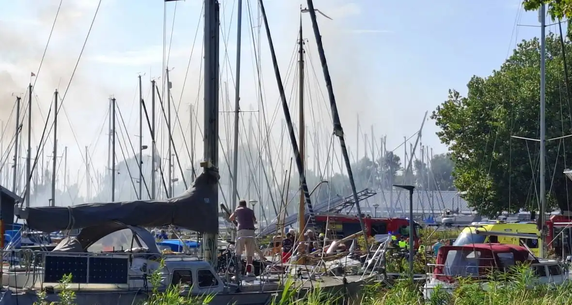 Veel rook in haven door brandend vaartuig - Foto 3