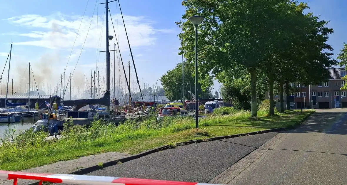 Veel rook in haven door brandend vaartuig - Foto 4