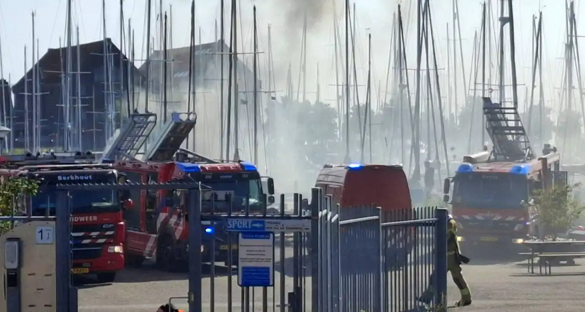 Veel rook in haven door brandend vaartuig - Foto 5