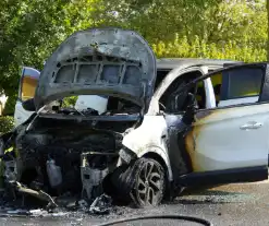 Auto brandt volledig uit tijdens rit