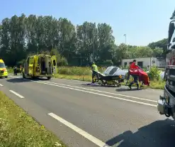 Zwaargewonde en bus in sloot na botsing