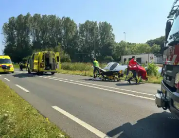 Zwaargewonde en bus in sloot na botsing