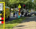 Ambulancemedewerkers behandelen gevallen snorfietser