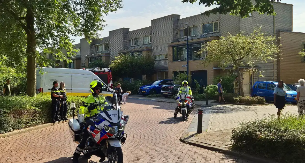 Patiënt onder politie en trauma-arts naar ziekenhuis begeleid - Foto 1