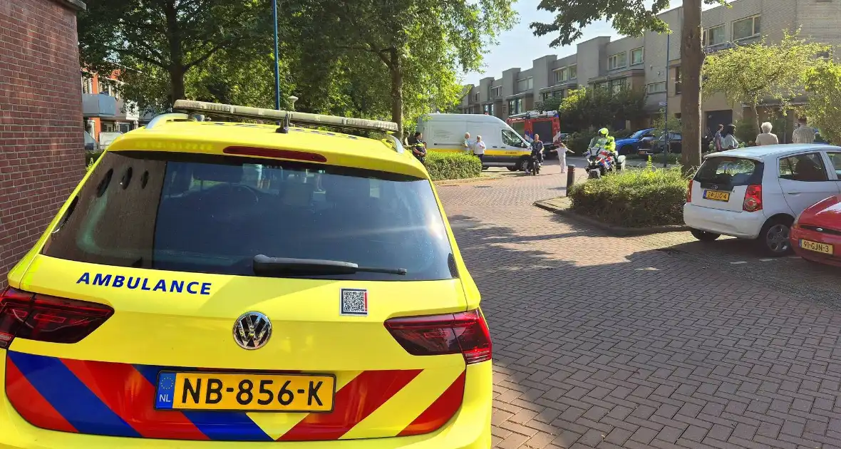 Patiënt onder politie en trauma-arts naar ziekenhuis begeleid - Foto 2