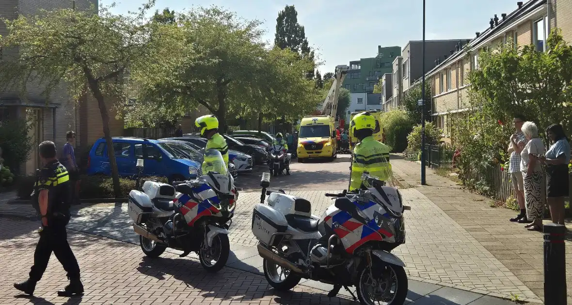 Patiënt onder politie en trauma-arts naar ziekenhuis begeleid - Foto 3
