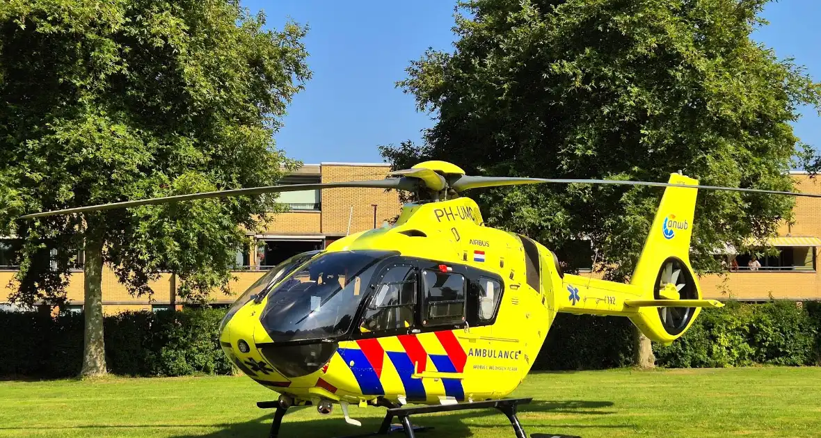 Patiënt onder politie en trauma-arts naar ziekenhuis begeleid - Foto 6