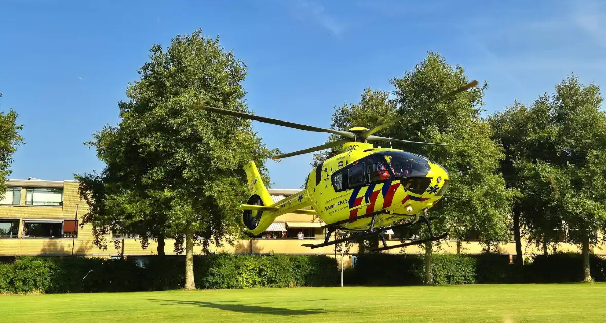 Patiënt onder politie en trauma-arts naar ziekenhuis begeleid - Foto 7