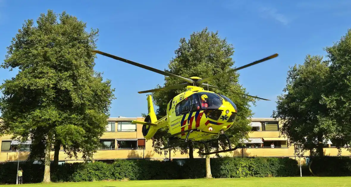 Patiënt onder politie en trauma-arts naar ziekenhuis begeleid - Foto 8