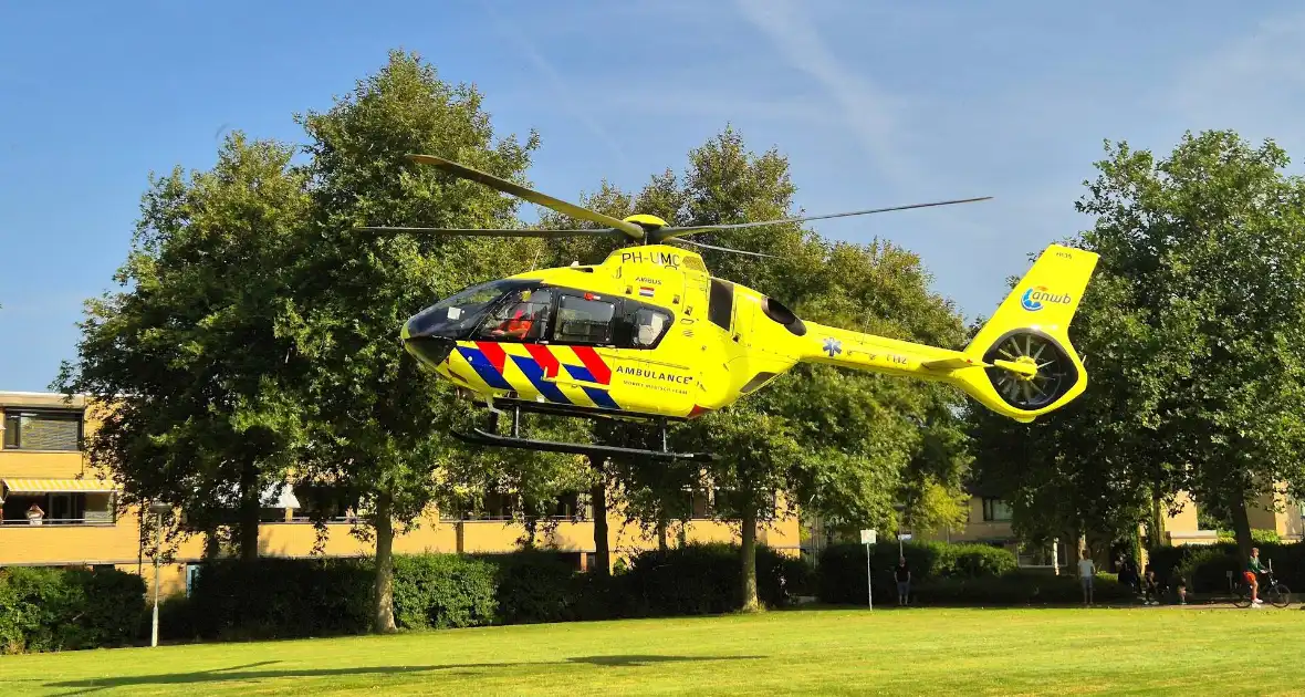 Patiënt onder politie en trauma-arts naar ziekenhuis begeleid - Foto 9