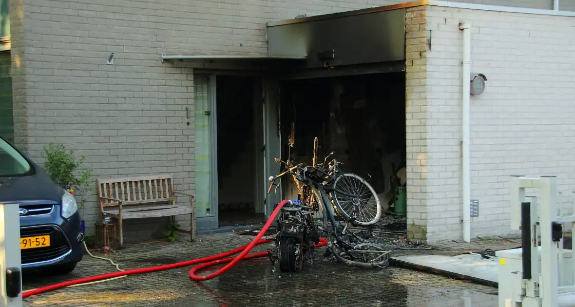 Flinke schade aan garage door scooterbrand