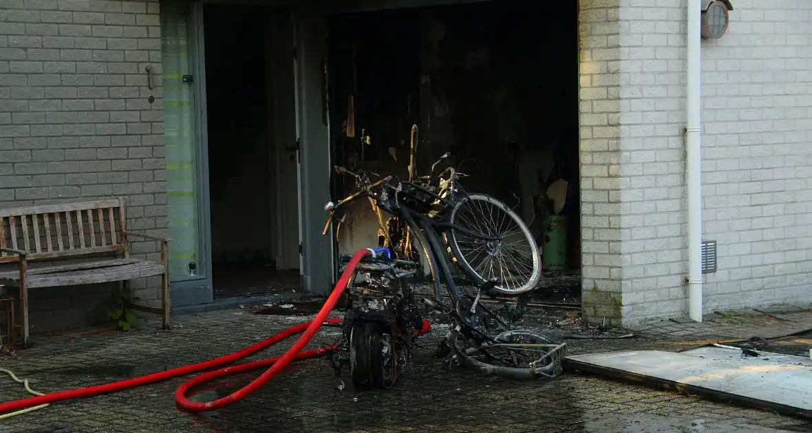Flinke schade aan garage door scooterbrand - Foto 1