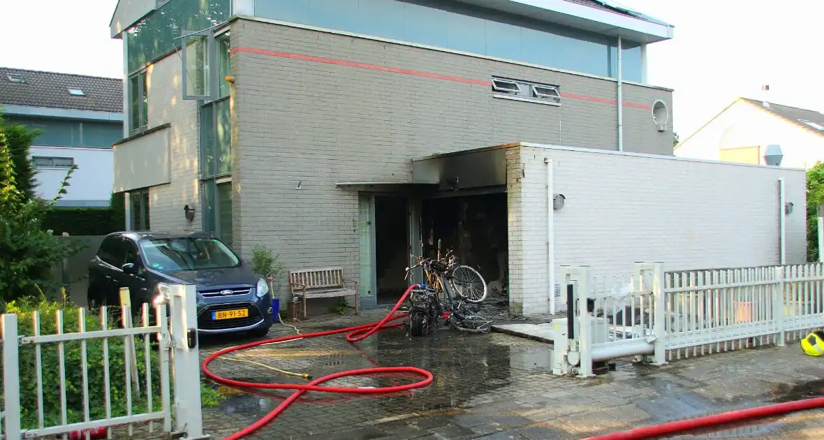 Flinke schade aan garage door scooterbrand - Foto 2