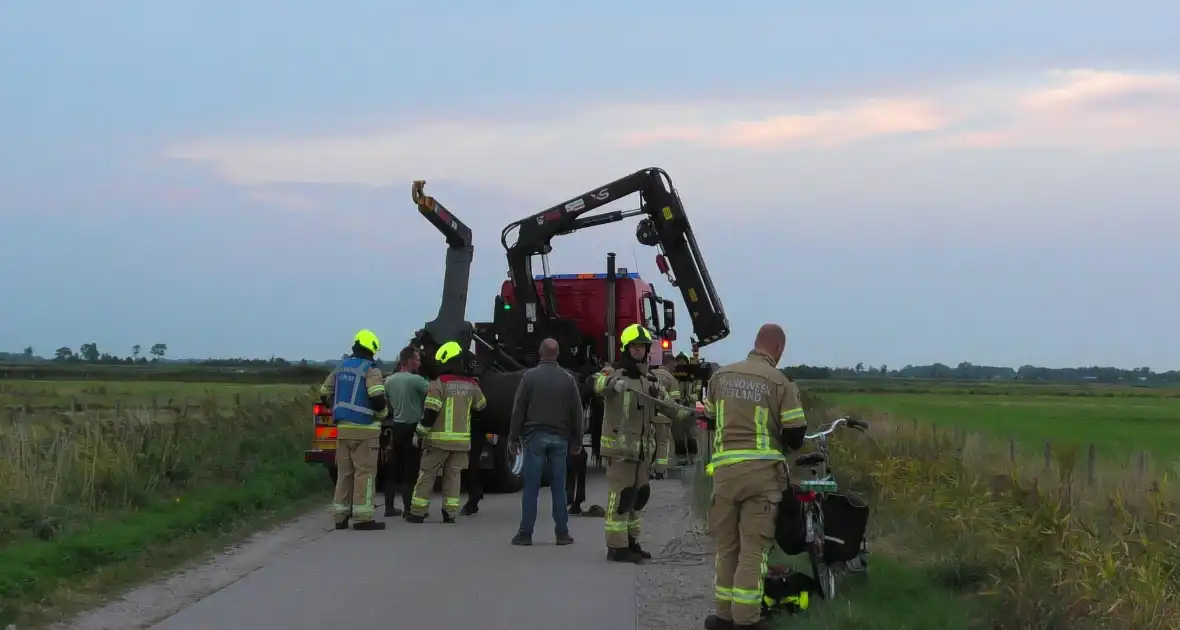Paard word met speciale broek uit sloot getakeld - Foto 3
