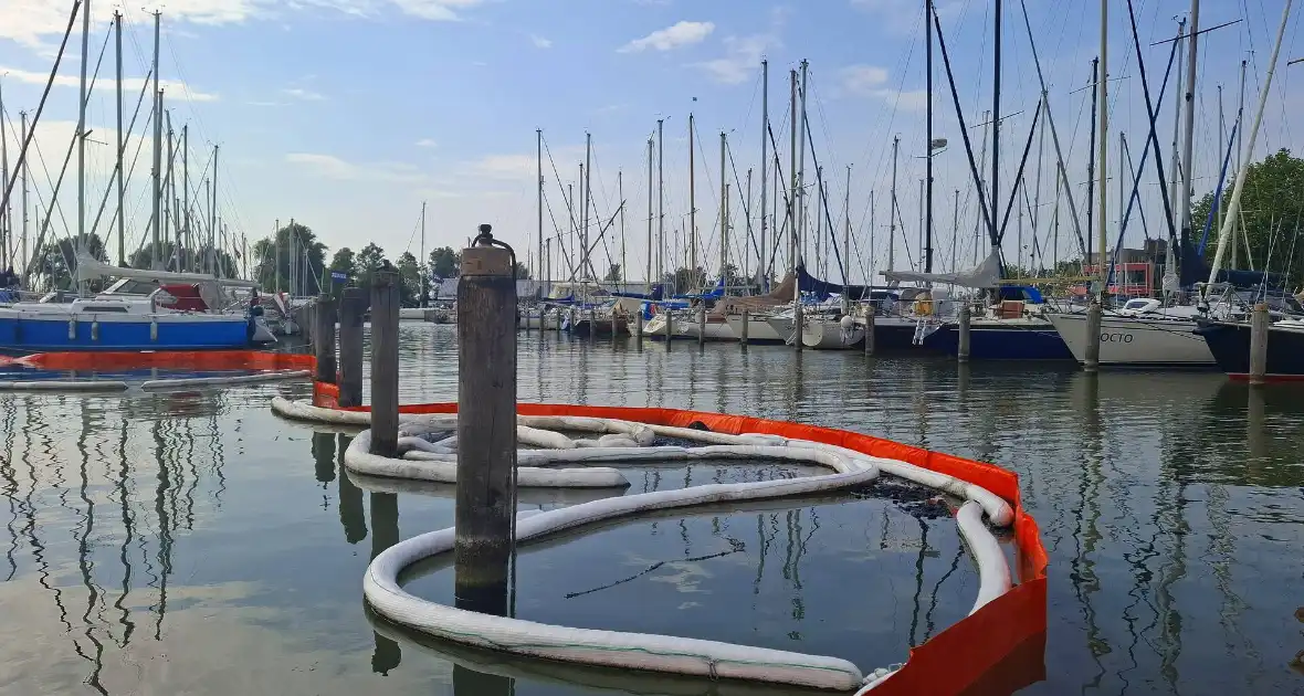 Oliescherm geplaatst na brand op recreatievaartuig