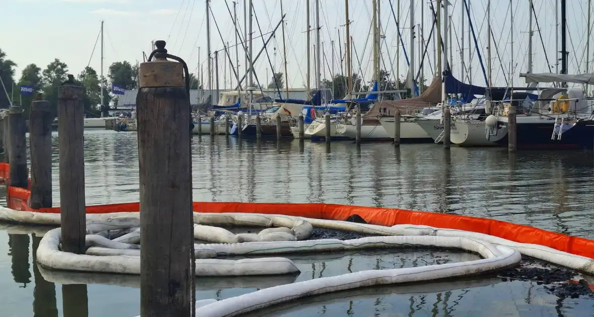 Oliescherm geplaatst na brand op recreatievaartuig - Foto 1