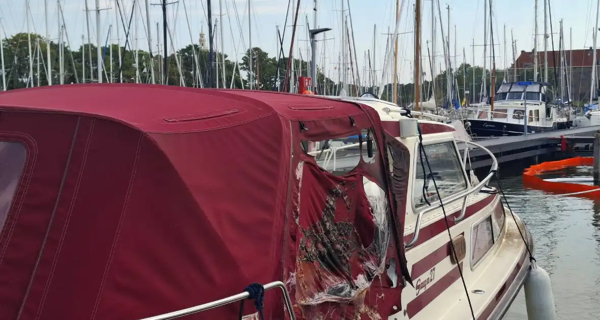 Oliescherm geplaatst na brand op recreatievaartuig - Foto 3