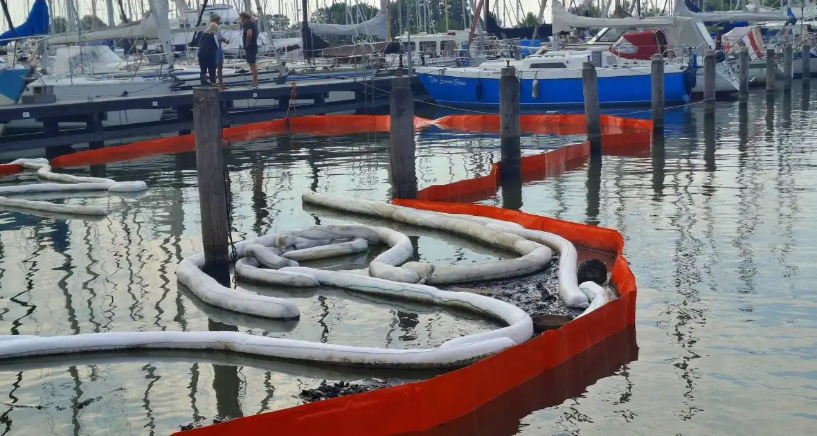 Oliescherm geplaatst na brand op recreatievaartuig - Foto 9
